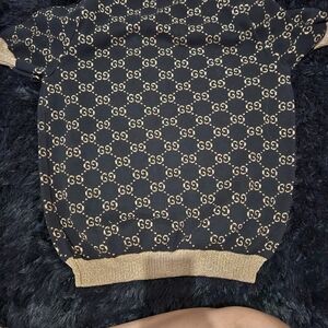 Gucci Women's Black and Gold Logo Sweater